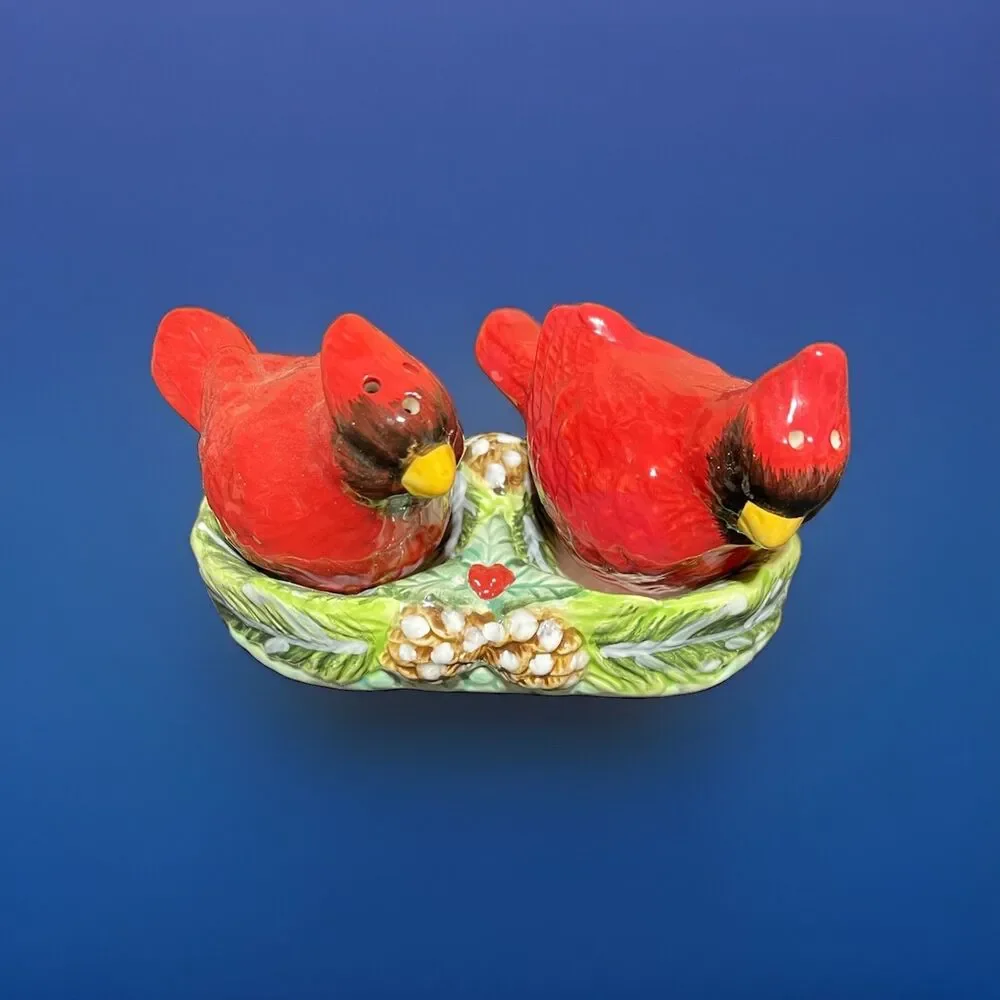 Cracker Barrel Plaid Tidings Cardinal Red Bird Salt Pepper Shakers w/ Nest Tray